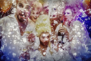 Lilla Teatern – Figaros bröllop – på bilden Joonas Heikkinen, Ursula Salo, Joachim Wigelius, Minni Gråhn, Pia Runnakko och längst ner i mitten Alexander Wendelin – Foto Otto-Ville Väätäinen