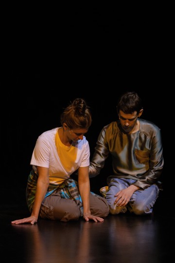 Helsingin Kaupunginteatteri – Nykyesityksen näyttämö – Masi Tiitta: Dilemma, kuvassa esiintyjät Kreeta Salminen ja Samuli Niittymäki – Kuva Katri Naukkarinen