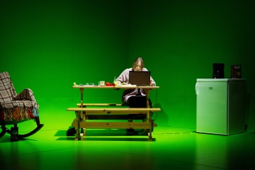 Helsingin Kaupunginteatteri – Ape army - Kuvassa Leenamari Unho - Kuva Mitro Härkönen