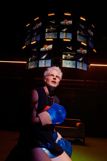 Helsingin Kaupunginteatteri – Ape army – Kuvassa Olli Riipinen – Kuva Mitro Härkönen