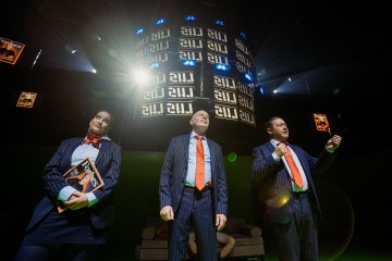 Helsingin Kaupunginteatteri – Ape army – Kuvassa Vuokko Hovatta, Jari Pehkonen ja Jouko Klemettilä – Kuva Mitro Härkönen