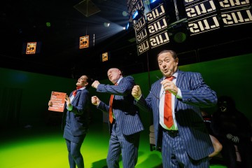 Helsingin Kaupunginteatteri – Ape army – Kuvassa Vuokko Hovatta, Jari Pehkonen ja Jouko Klemettilä – Kuva Mitro Härkönen