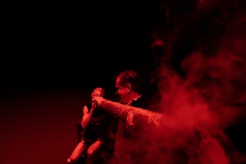 Helsingin Kaupunginteatteri – Ape army – Kuvassa Olli Riipinen ja Juho Uusitalo – Kuva Mitro Härkönen