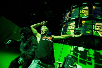 Helsingin Kaupunginteatteri – Ape army – Kuvassa Olli Riipinen – Kuva Mitro Härkönen