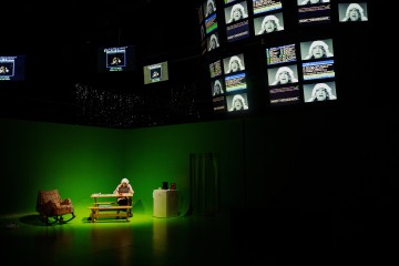 Helsingin Kaupunginteatteri – Ape army – Kuvassa Leenamari Unho - Kuva Mitro Härkönen