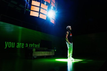 Helsingin Kaupunginteatteri – Ape army – Kuvassa Olli Riipinen – Kuva Mitro Härkönen