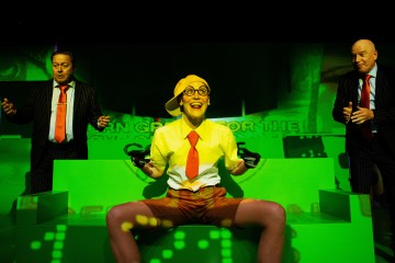 Helsingin Kaupunginteatteri – Ape army – Kuvassa Jouko Klemettilä, Vappu Nalbantoglu ja Jari Pehkonen – Kuva Mitro Härkönen