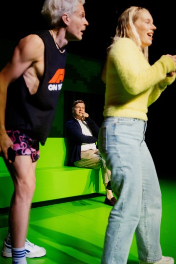 Helsingin Kaupunginteatteri – Ape army – Kuvassa Olli Riipinen, Anna-Sofia Tuominen ja Juho Uusitalo – Kuva Mitro Härkönen