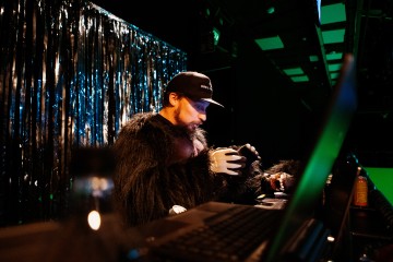 Helsingin Kaupunginteatteri – Ape army – Kuvassa Mikko Virtanen – Kuva Mitro Härkönen