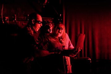 Helsingin Kaupunginteatteri – Ape army – Kuvassa Pekka Huotari ja Leenamari Unho – Kuva Mitro Härkönen