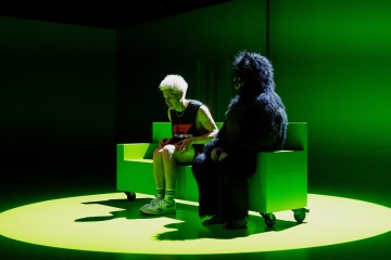Helsingin Kaupunginteatteri – Ape army – Kuvassa Olli Riipinen – Kuva Mitro Härkönen