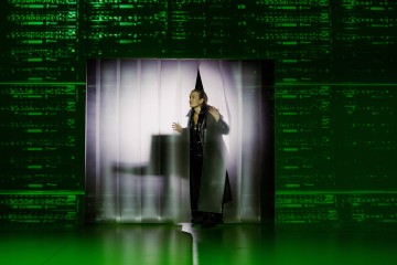 Helsingin Kaupunginteatteri – Ape army – Kuvassa Sari Haapamäki – Kuva Mitro Härkönen