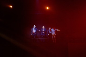 Helsingin Kaupunginteatteri – Ape army – Kuvassa Jari Pehkonen, Jouko Klemettilä, Vuokko Hovatta ja Juho Uusitalo – Kuva Mitro Härkönen