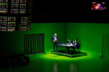 Helsingin Kaupunginteatteri – Ape army – Kuvassa Jari Pehkonen, Jouko Klemettilä ja Vuokko Hovatta – Kuva Mitro Härkönen