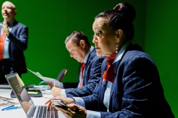 Helsingin Kaupunginteatteri – Ape army – Kuvassa Jari Pehkonen, Jouko Klemettilä ja Vuokko Hovatta – Kuva Mitro Härkönen