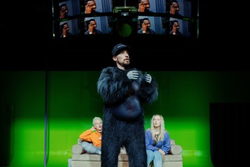 Helsingin Kaupunginteatteri – Ape army – Kuvassa Olli Riipinen, Mikko Virtanen ja Anna-Sofia Tuominen – Kuva Mitro Härkönen