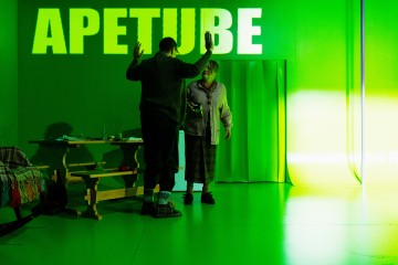 Helsingin Kaupunginteatteri – Ape army – Kuvassa Pekka Huotari ja Leenamari Unho - Kuva Mitro Härkönen