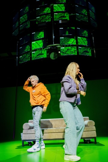 Helsingin Kaupunginteatteri – Ape army – Kuvassa Olli Riipinen ja Anna-Sofia Tuominen – Kuva Mitro Härkönen