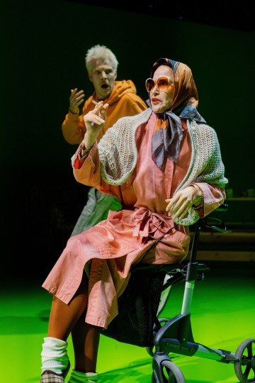 Helsingin Kaupunginteatteri – Ape army – Kuvassa Olli Riipinen ja Vappu Nalbantoglu – Kuva Mitro Härkönen