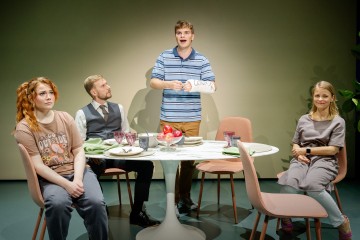 Helsingin Kaupunginteatteri – Rakas Evan Hansen – Kuvassa Riikka Riikonen, Antti Timonen, Petja Pulkkinen ja Sanna Majuri – Kuva Otto-Ville Väätäinen