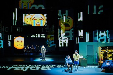 Helsingin Kaupunginteatteri – Rakas Evan Hansen – Kuvassa Niki Rautén, Petja Pulkkinen ja Samuli Pajunen – Kuva Otto-Ville Väätäinen