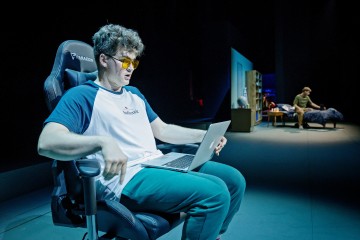 Helsingin Kaupunginteatteri – Rakas Evan Hansen – Kuvassa Samuli Pajunen ja Petja Pulkkinen – Kuva Otto-Ville Väätäinen