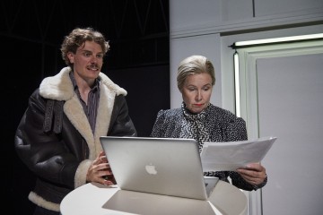 Lilla Teatern – Röda rummet – På bilden Mikko Kauppila, Aino Seppo – Foto Ilkka Saastamoinen