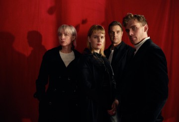 Helsingin Kaupunginteatteri – 2:22 - A Ghost Story – Kuvassa Sanna-June Hyde, Pia Andersson, Sauli Suonpää ja Lauri Tilkanen – Kuva Ilkka Saastamoinen