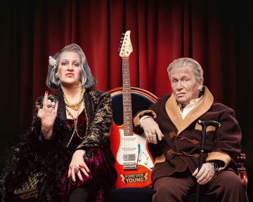 Helsingin Kaupunginteatteri – Forever Young – Kuvassa Vuokko Hovatta ja Pertti Koivula – Kuva Otto-Ville Väätäinen