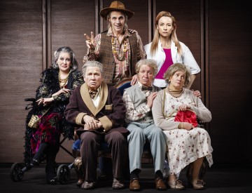 Helsingin Kaupunginteatteri – Forever Young – Kuvassa Vuokko Hovatta, Pertti Koivula, Mikko Vihma, Juha Jokela, Sanna-June Hyde ja Leenamari Unho – Kuva Otto-Ville Väätäinen