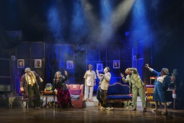 Helsingin Kaupunginteatteri – Forever Young – Kuvassa Martti Manninen, Vuokko Hovatta, Sanna-June Hyde, Mikko Vihma, Juha Jokela, Leenamari Unho – Kuva Otto-Ville Väätäinen