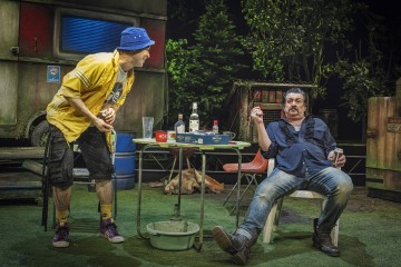 Helsingin Kaupunginteatteri – Jerusalem – Kuvassa Markus Järvenpää ja Santeri Kinnunen – Kuva Otto-Ville Väätäinen