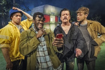 Helsingin Kaupunginteatteri – Jerusalem – Kuvassa Markus Järvenpää, Betadi Mandunga, Santeri Kinnunen ja Alexander Wendelin – Kuva Otto-Ville Väätäinen