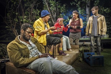 Helsingin Kaupunginteatteri – Jerusalem – Kuvassa Betadi Mandunga, Markus Järvenpää, Lumi Aunio, Minni Gråhn, Alexander Wendelin – Kuva Otto-Ville Väätäinen