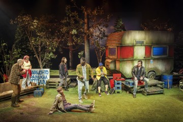 Helsingin Kaupunginteatteri – Jerusalem – Kuvassa	Joachim Wigelius, Lumi Aunio, Alexander Wendelin, Minni Gråhn, Betadi Mandunga, Markus Järvenpää, Santeri Kinnunen – Kuva Otto-Ville Väätäinen