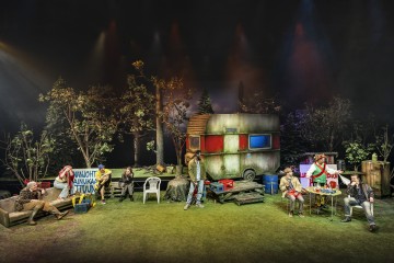 Helsingin Kaupunginteatteri – Jerusalem – Kuvassa	Joachim Wigelius, Lumi Aunio, Markus Järvenpää, Minni Gråhn, Betadi Mandunga, Alexander Wendelin, Jouko Klemettilä ja Santeri Kinnunen – Kuva Otto-Ville Väätäinen