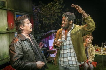 Helsingin Kaupunginteatteri – Jerusalem – Kuvassa	Santeri Kinnunen ja Betadi Mandunga – Kuva Otto-Ville Väätäinen