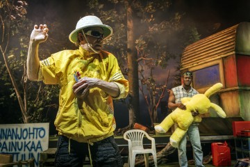 Helsingin Kaupunginteatteri – Jerusalem – Kuvassa	Markus Järvenpää ja Betadi Mandunga – Kuva Otto-Ville Väätäinen