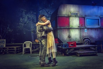 Helsingin Kaupunginteatteri – Jerusalem – Kuvassa	Santeri Kinnunen ja Mitra Matouf – Kuva Otto-Ville Väätäinen