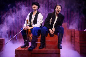 Lilla Teatern – Katrina – På bilden Ulriikka Heikinheimo och Emma Klingenberg  – Foto Cata Portin