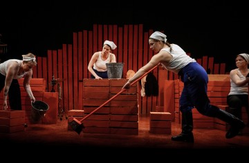 Lilla Teatern – Katrina – På bilden Aili Järvelä, Emma Klingenberg, Ulriikka Heikinheimo  och Senni Valtonen – Foto Cata Portin