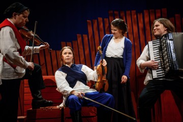 Lilla Teatern – Katrina – På bilden Aili Järvelä, Ulriikka Heikinheimo, Emma Klingenberg och Senni Valtonen – Foto Cata Portin