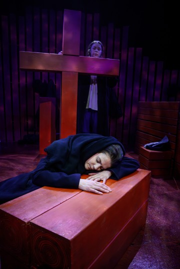 Lilla Teatern – Katrina – På bilden Ulriikka Heikinheimo och Emma Klingenberg – Foto Cata Portin