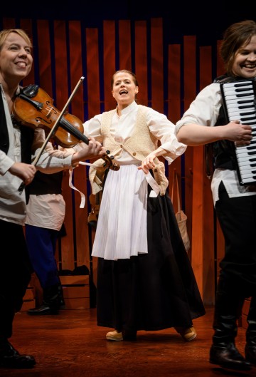 Lilla Teatern – Katrina – På bilden Aili Järvelä, Emma Klingenberg och Senni Valtonen – Foto Cata Portin