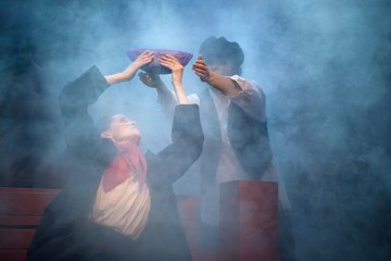 Lilla Teatern – Katrina – På bilden Emma Klingenberg och Ulriikka Heikinheimo – Foto Cata Portin