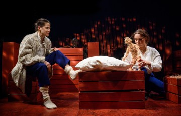 Lilla Teatern – Katrina – På bilden Emma Klingenberg, Aili Järvelä och Ulriikka Heikinheimo – Foto Cata Portin