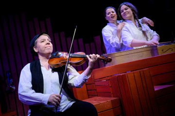 Lilla Teatern – Katrina – På bilden Aili Järvelä, Emma Klingenberg och Senni Valtonen – Foto Cata Portin