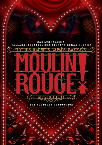 Teatterijuliste elokuvasta Moulin Rouge! Musikaali, jossa on rohkeaa punaista ja kultaista tekstiä dramaattisella sydämenmuotoisella näyttämöllä, jonka taustalla on verhoja, höyheniä, verkkokuvioita ja valonheittimiä.