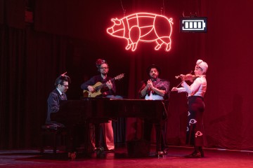 Helsingin Kaupunginteatteri – Veren häät – Kuvassa Roni Martin, Juan Antonio Suárez ”Cano”, Victor Carrasco, Sanna Salmenkallio – Kuva Stefan Bremer