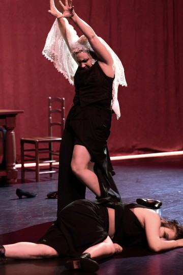 Helsingin Kaupunginteatteri – Veren häät – Kuvassa Kaisa Torkkel ja Sari Haapamäki – Kuva Stefan Bremer